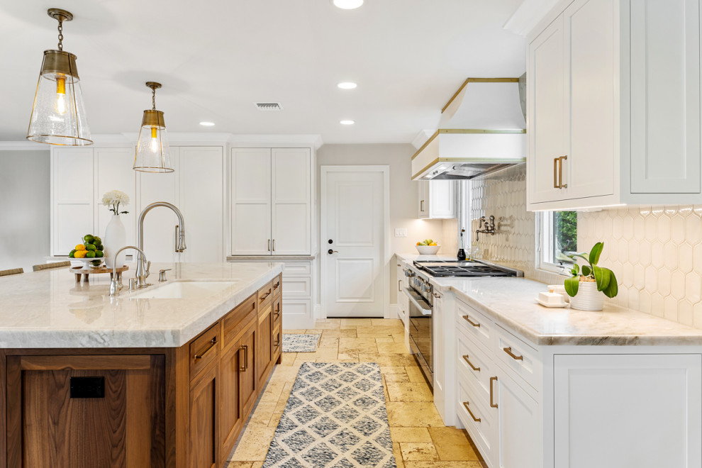 Foto på ett stort medelhavsstil flerfärgad kök, med en enkel diskho, luckor med infälld panel, vita skåp, bänkskiva i kvartsit, vitt stänkskydd, rostfria vitvaror, klinkergolv i keramik, en köksö och beiget golv