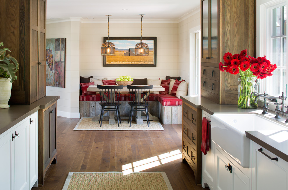 Zweizeilige Country Wohnküche mit hellbraunen Holzschränken, Landhausspüle, dunklem Holzboden und Schrankfronten im Shaker-Stil in San Diego