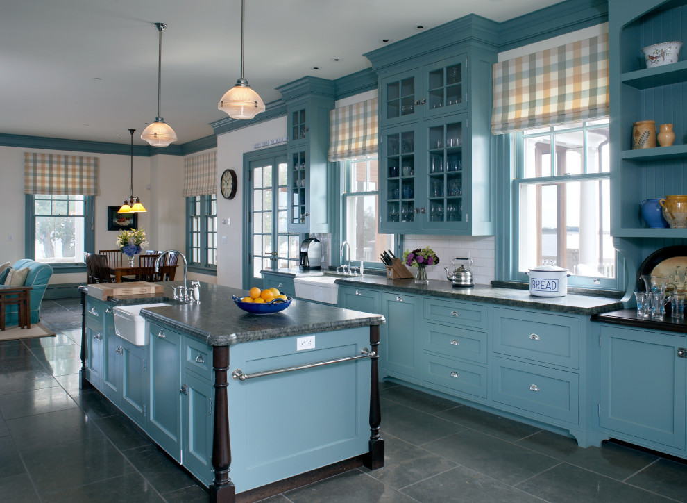 На фото: кухня в морском стиле с фасадами с утопленной филенкой, синими фасадами, красным фартуком и зеленой столешницей с