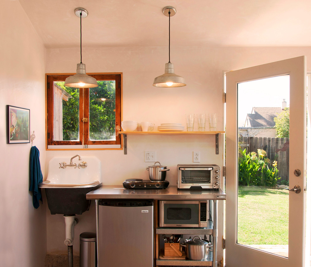 На фото: прямая кухня в современном стиле с одинарной мойкой и техникой из нержавеющей стали