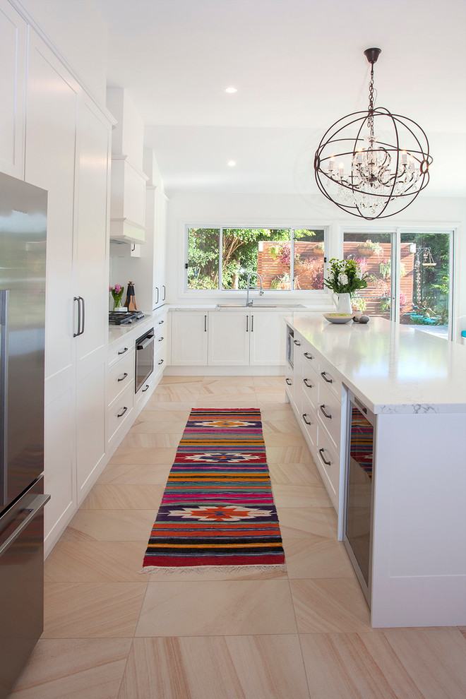 Klassische Küche in L-Form mit Doppelwaschbecken, Schrankfronten im Shaker-Stil, weißen Schränken, Quarzwerkstein-Arbeitsplatte, Küchenrückwand in Grau, Rückwand aus Mosaikfliesen und Kücheninsel in Sydney