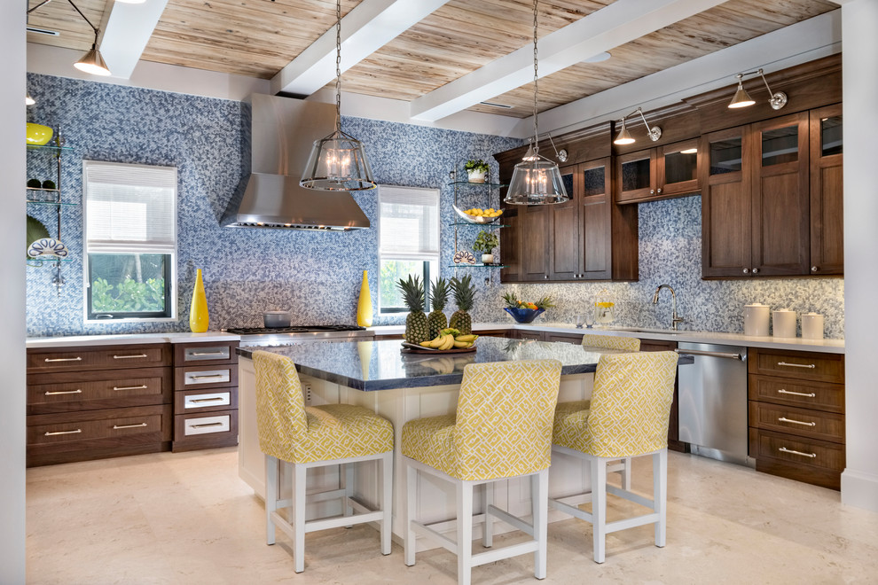 Exemple d'une cuisine chic en bois brun avec plan de travail en marbre, une crédence bleue, une crédence en carreau de porcelaine, un électroménager en acier inoxydable, un sol en travertin, un sol beige et un plan de travail bleu.