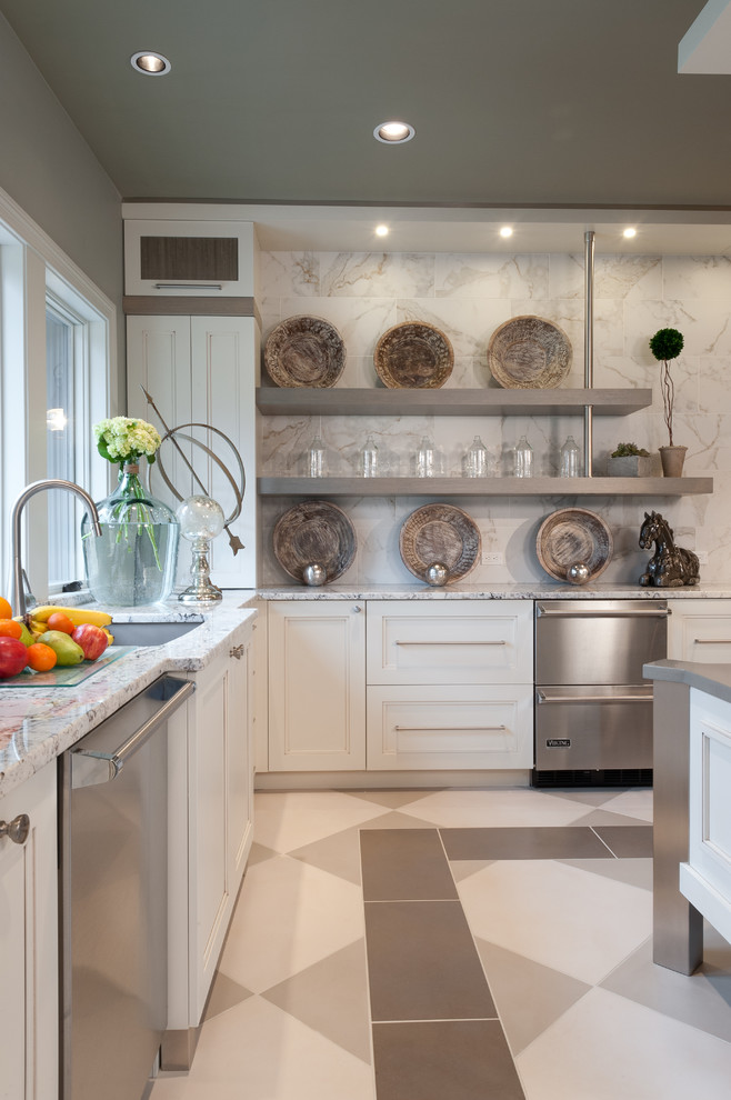 Diseño de cocina clásica renovada con fregadero bajoencimera, armarios con paneles empotrados, puertas de armario blancas y electrodomésticos de acero inoxidable