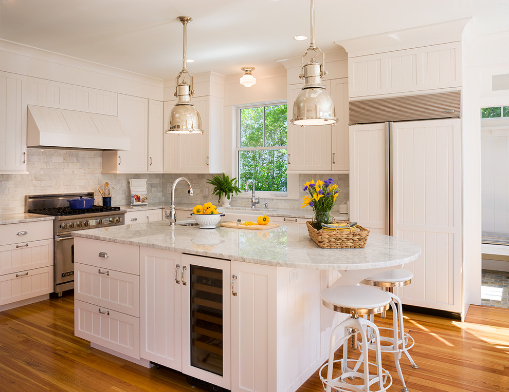 プロビデンスにあるヴィクトリアン調のおしゃれなL型キッチン (パネルと同色の調理設備、サブウェイタイルのキッチンパネル、エプロンフロントシンク) の写真
