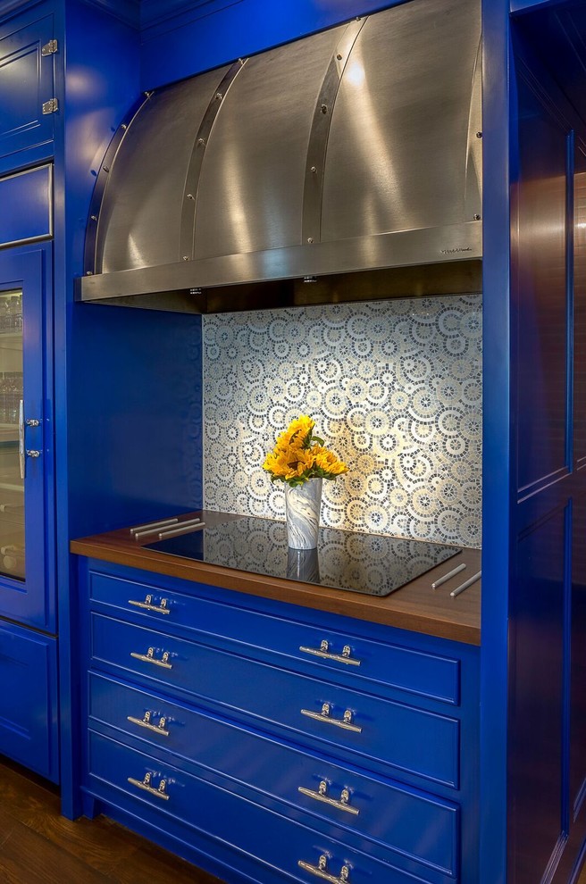 Foto på ett mellanstort vintage kök, med en rustik diskho, luckor med infälld panel, blå skåp, träbänkskiva, vitt stänkskydd, rostfria vitvaror, skiffergolv, en halv köksö och grått golv
