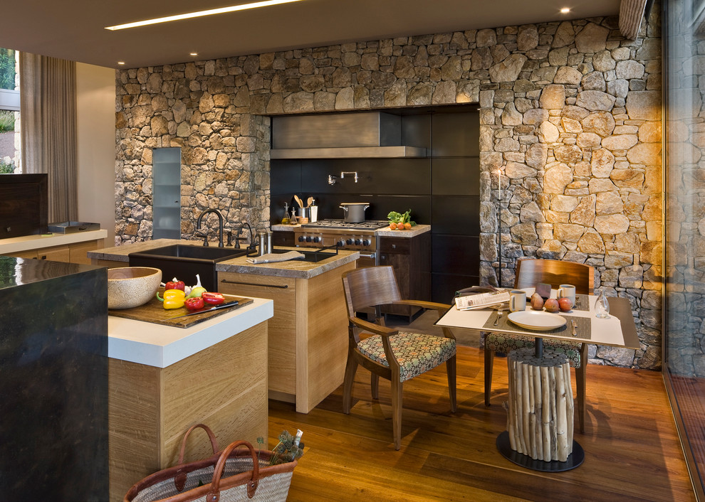 Imagen de cocina contemporánea con fregadero sobremueble y pared de piedra