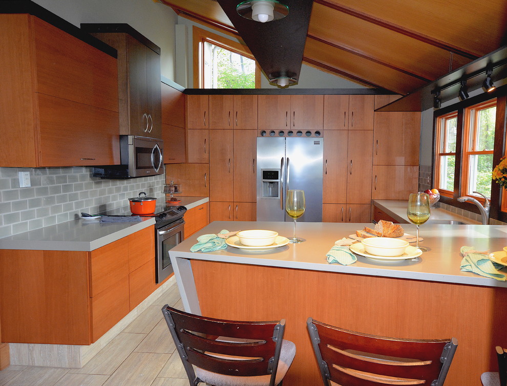 Immagine di una cucina moderna di medie dimensioni con ante lisce, ante in legno scuro, top in superficie solida e penisola