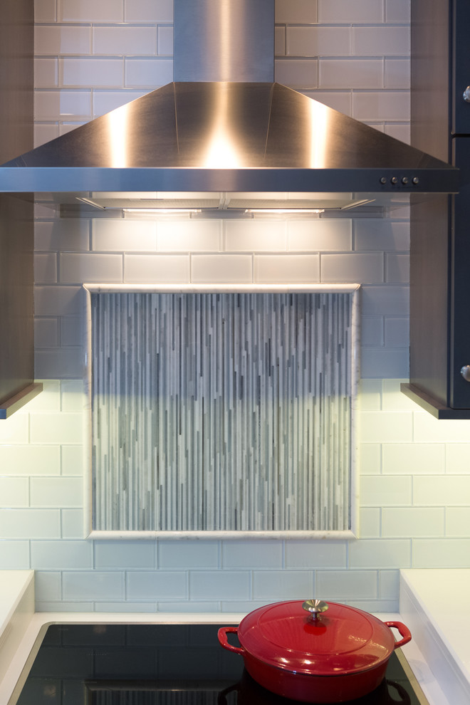 Immagine di una piccola cucina classica con ante in stile shaker, ante blu, top in quarzo composito, paraspruzzi bianco e elettrodomestici in acciaio inossidabile