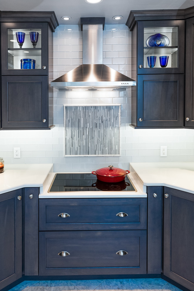 セントルイスにあるラグジュアリーな小さなトランジショナルスタイルのおしゃれなキッチン (シェーカースタイル扉のキャビネット、青いキャビネット、クオーツストーンカウンター、白いキッチンパネル) の写真