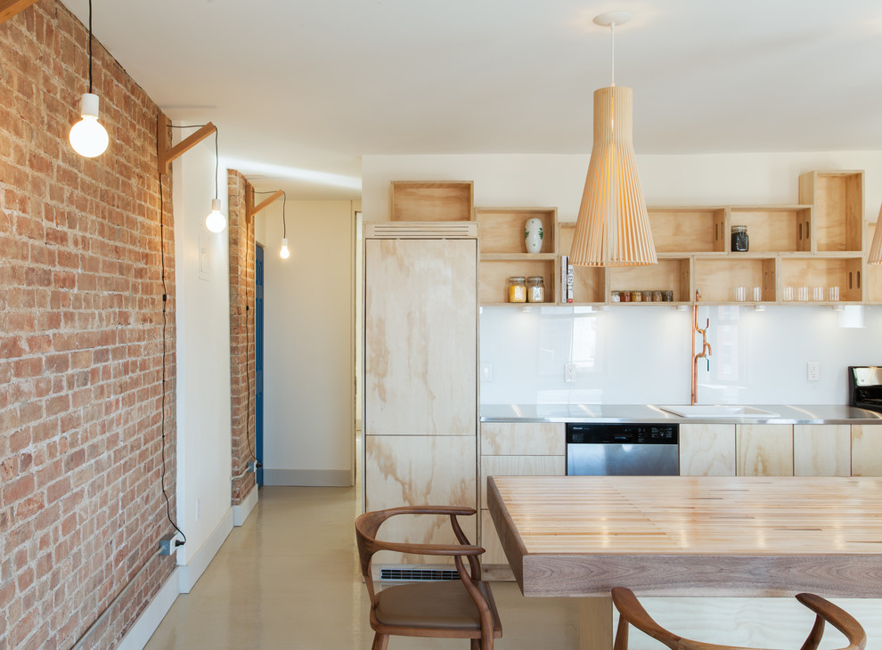 Esempio di una piccola cucina abitabile contemporanea con lavello da incasso, nessun'anta, ante in legno chiaro, top in acciaio inossidabile, paraspruzzi bianco e paraspruzzi con lastra di vetro