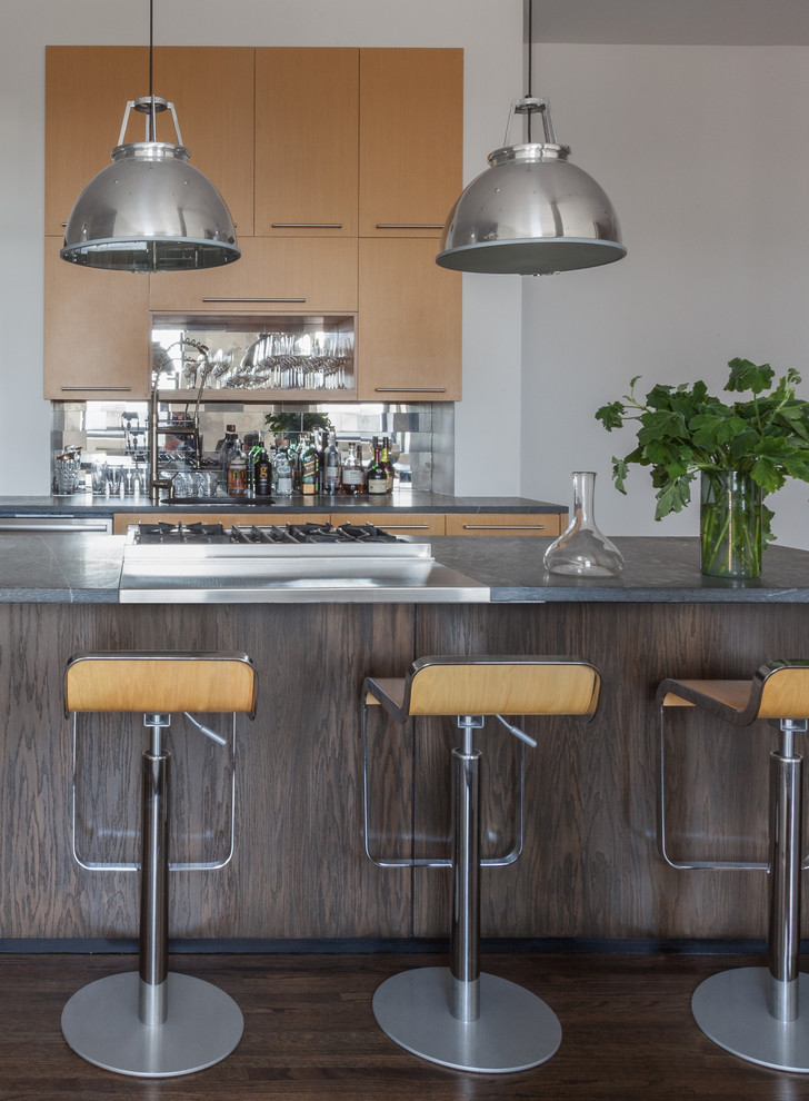 Exempel på ett stort modernt linjärt kök och matrum, med en enkel diskho, släta luckor, skåp i ljust trä, granitbänkskiva, grått stänkskydd, stänkskydd i glaskakel, rostfria vitvaror, mörkt trägolv och en köksö