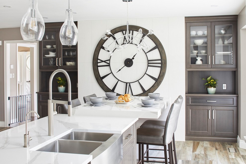 Bild på ett mellanstort vintage vit vitt kök, med en rustik diskho, skåp i shakerstil, skåp i mörkt trä, granitbänkskiva, grått stänkskydd, rostfria vitvaror, ljust trägolv, en köksö och flerfärgat golv
