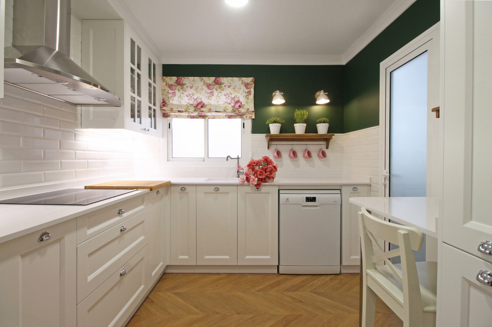На фото: отдельная, угловая кухня среднего размера в стиле кантри с двойной мойкой, фасадами с декоративным кантом, полом из ламината, полуостровом и белой столешницей