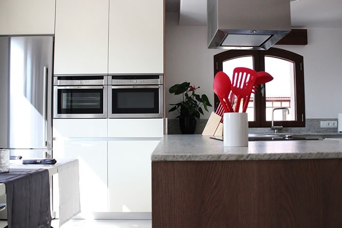 Immagine di una cucina moderna di medie dimensioni con lavello sottopiano, ante lisce, ante beige, top in granito, paraspruzzi in lastra di pietra e pavimento in gres porcellanato