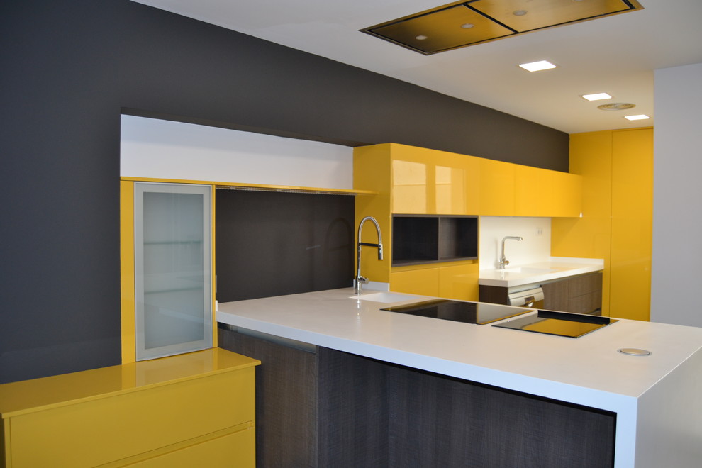 Inspiration pour une cuisine ouverte minimaliste en L de taille moyenne avec un placard à porte plane, des portes de placard jaunes et une péninsule.