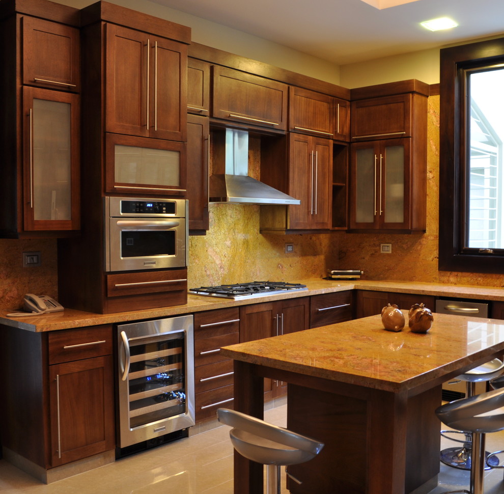 Источник вдохновения для домашнего уюта: кухня в современном стиле с фасадами в стиле шейкер, техникой из нержавеющей стали, темными деревянными фасадами, желтым фартуком и фартуком из каменной плиты