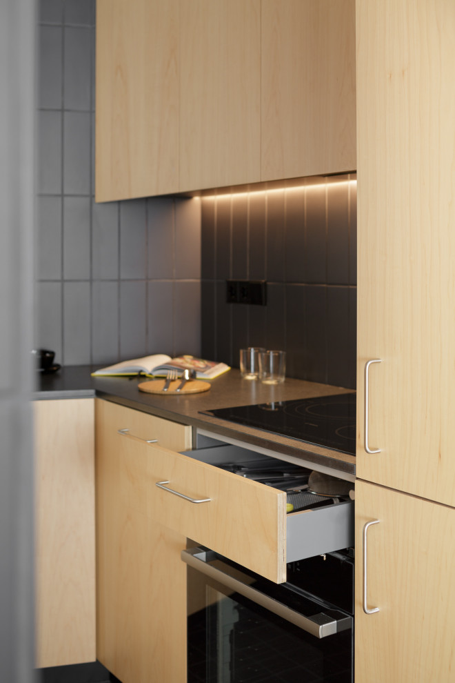 Esempio di una piccola cucina contemporanea con ante lisce, pavimento con piastrelle in ceramica e top grigio
