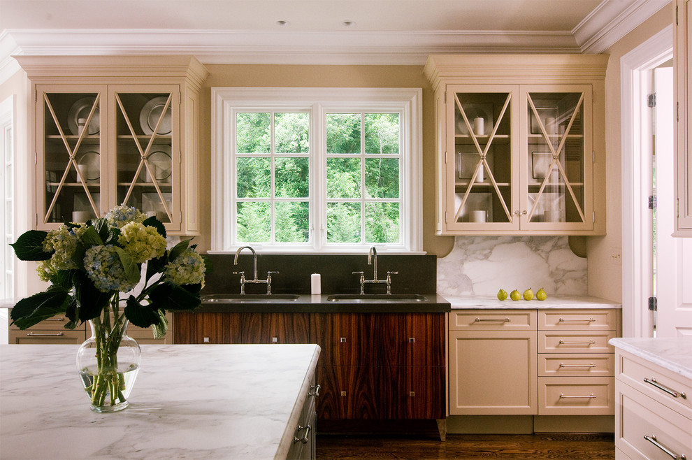 На фото: кухня в стиле фьюжн с стеклянными фасадами и окном с