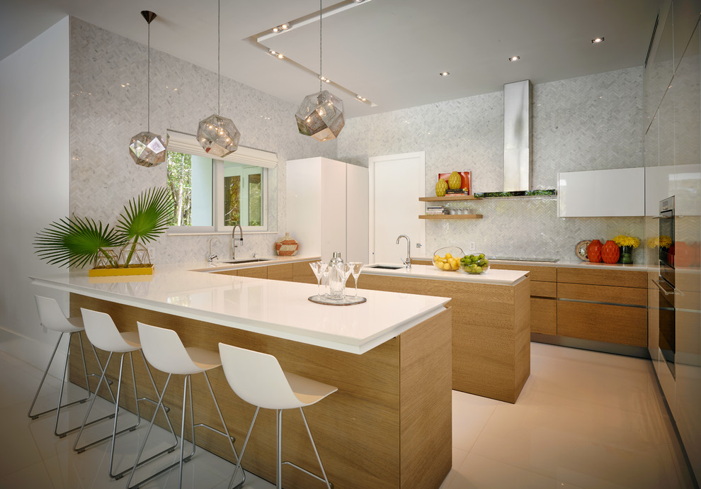 Mittelgroße Moderne Wohnküche in U-Form mit flächenbündigen Schrankfronten und Kücheninsel in Miami
