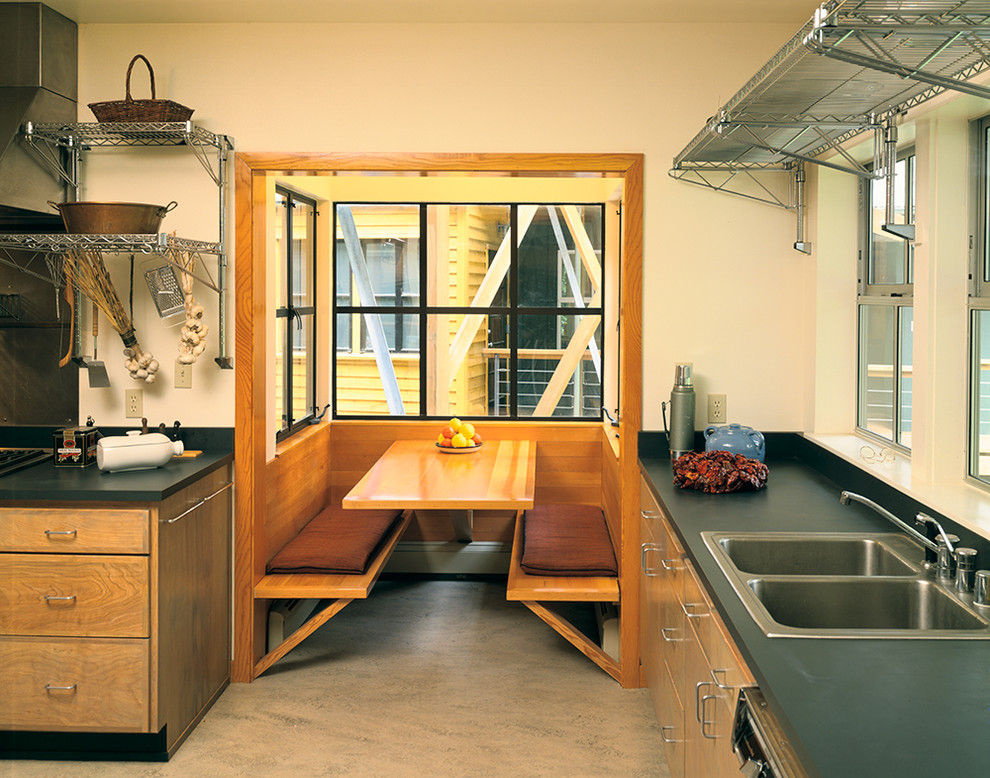 Diseño de cocina actual con fregadero encastrado, armarios con paneles lisos y puertas de armario de madera oscura