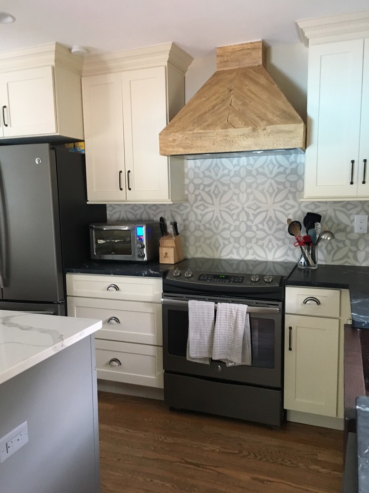 Shabby-Style Wohnküche mit Schrankfronten im Shaker-Stil, grauen Schränken und Kücheninsel in Wilmington
