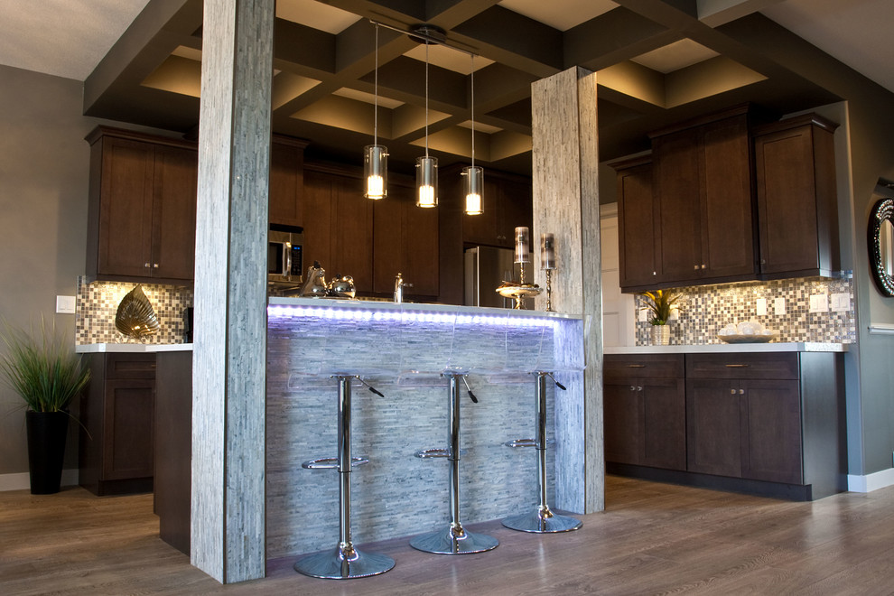 Immagine di una cucina design con ante in stile shaker, ante in legno bruno, top in quarzo composito, paraspruzzi grigio, paraspruzzi con piastrelle a mosaico e pavimento in legno massello medio