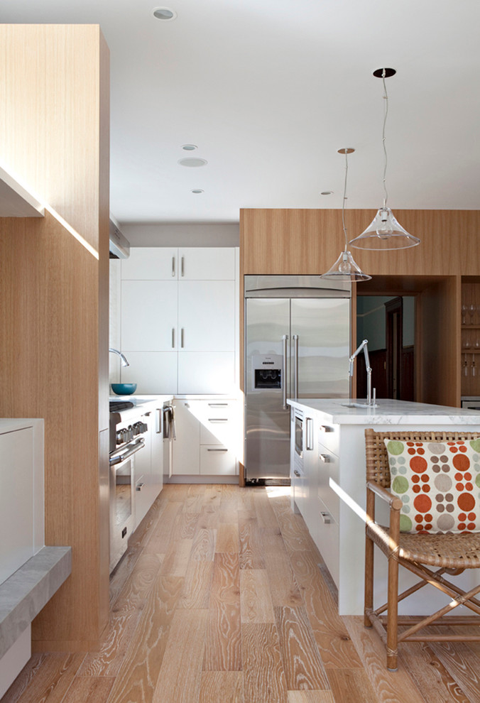 Moderne Küche mit flächenbündigen Schrankfronten, Küchengeräten aus Edelstahl und weißen Schränken in San Francisco