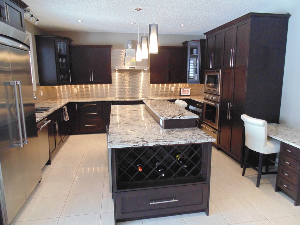 Zweizeilige, Mittelgroße Küche mit Granit-Arbeitsplatte, Doppelwaschbecken, dunklen Holzschränken, Küchenrückwand in Weiß, Rückwand aus Glasfliesen, Küchengeräten aus Edelstahl und Porzellan-Bodenfliesen in Toronto