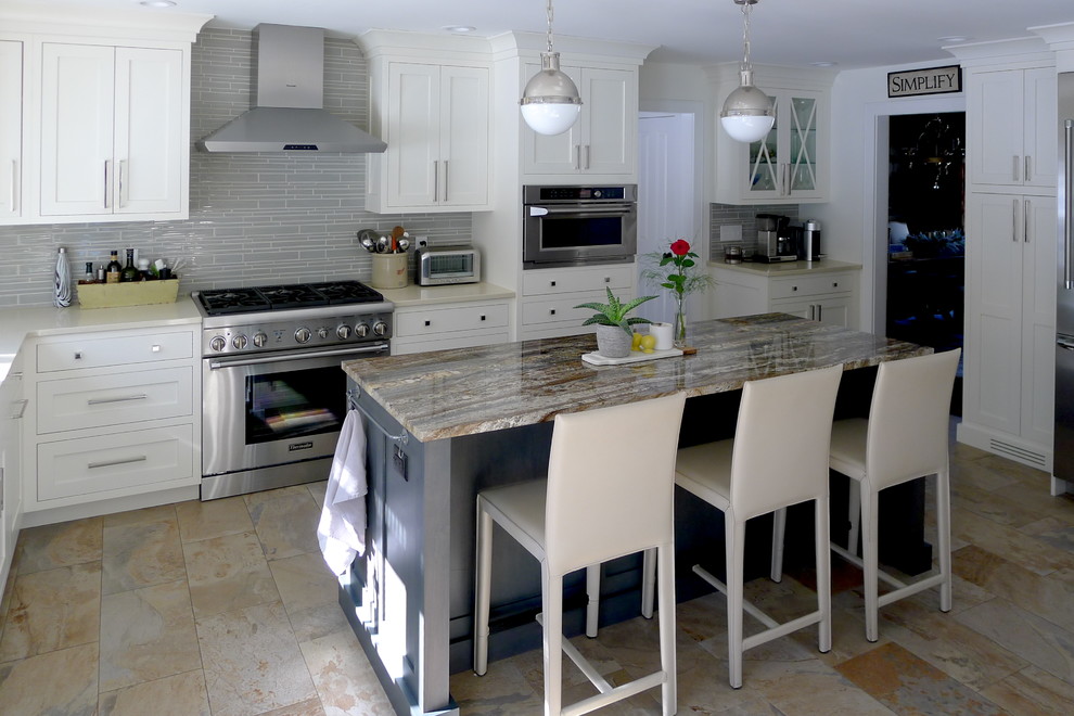 Example of a mid-sized transitional l-shaped slate floor and multicolored floor eat-in kitchen design in New York with an undermount sink, shaker cabinets, white cabinets, quartz countertops, gray backsplash, glass tile backsplash, stainless steel appliances and an island