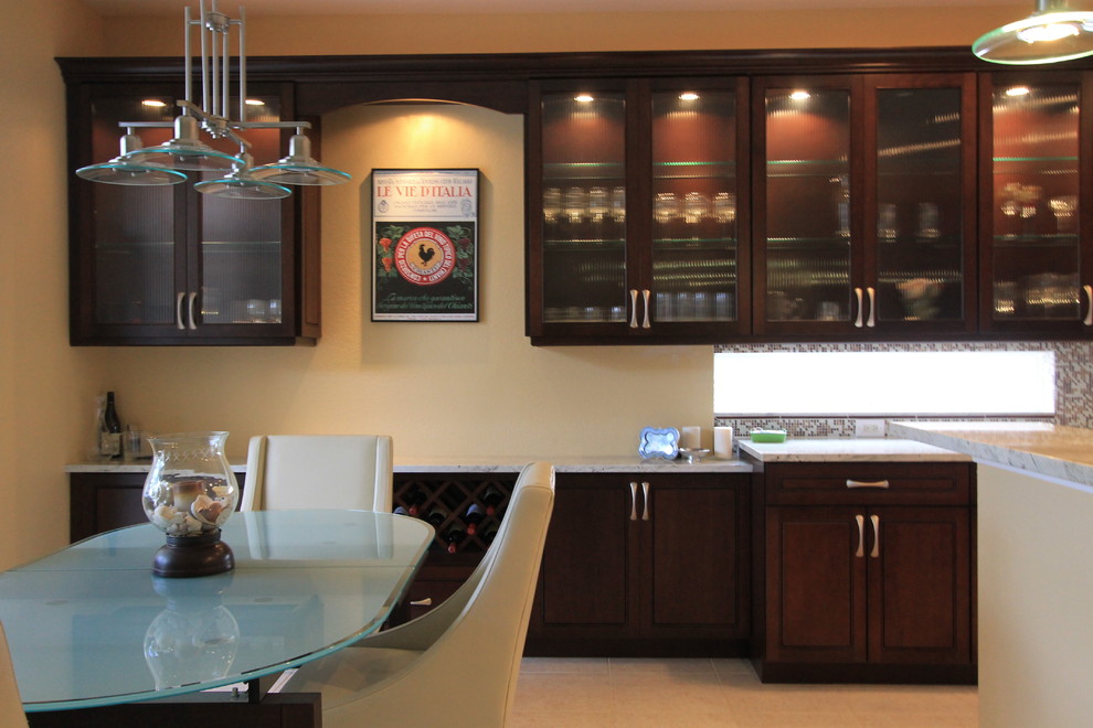 Esempio di una cucina classica di medie dimensioni con ante di vetro, ante in legno bruno, top in quarzite, paraspruzzi beige, paraspruzzi con piastrelle diamantate, elettrodomestici in acciaio inossidabile, pavimento in gres porcellanato e pavimento beige