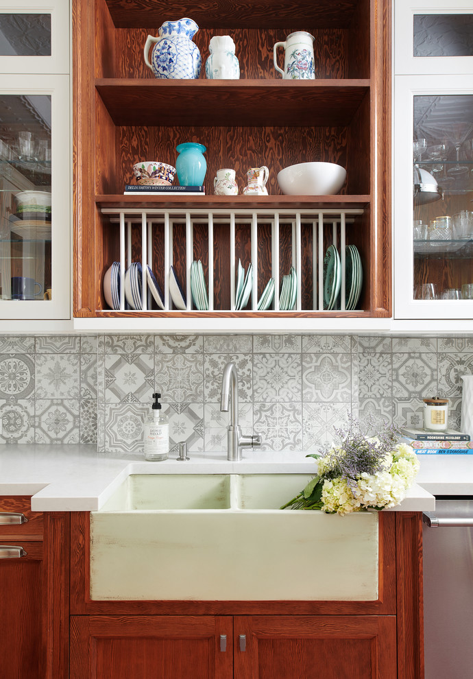 Foto på ett avskilt, mellanstort eklektiskt vit u-kök, med en rustik diskho, skåp i shakerstil, skåp i mellenmörkt trä, bänkskiva i koppar, grått stänkskydd, stänkskydd i keramik, rostfria vitvaror, betonggolv och rött golv