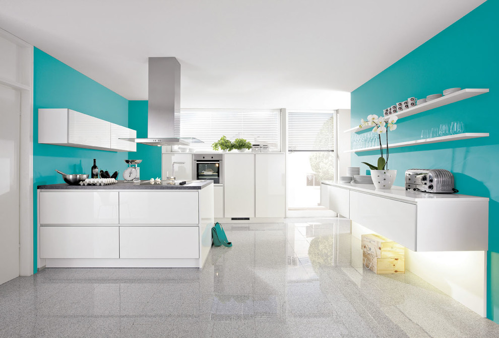 Moderne Wohnküche in U-Form mit integriertem Waschbecken, flächenbündigen Schrankfronten, weißen Schränken, Küchengeräten aus Edelstahl, Marmorboden und Kücheninsel in Sonstige