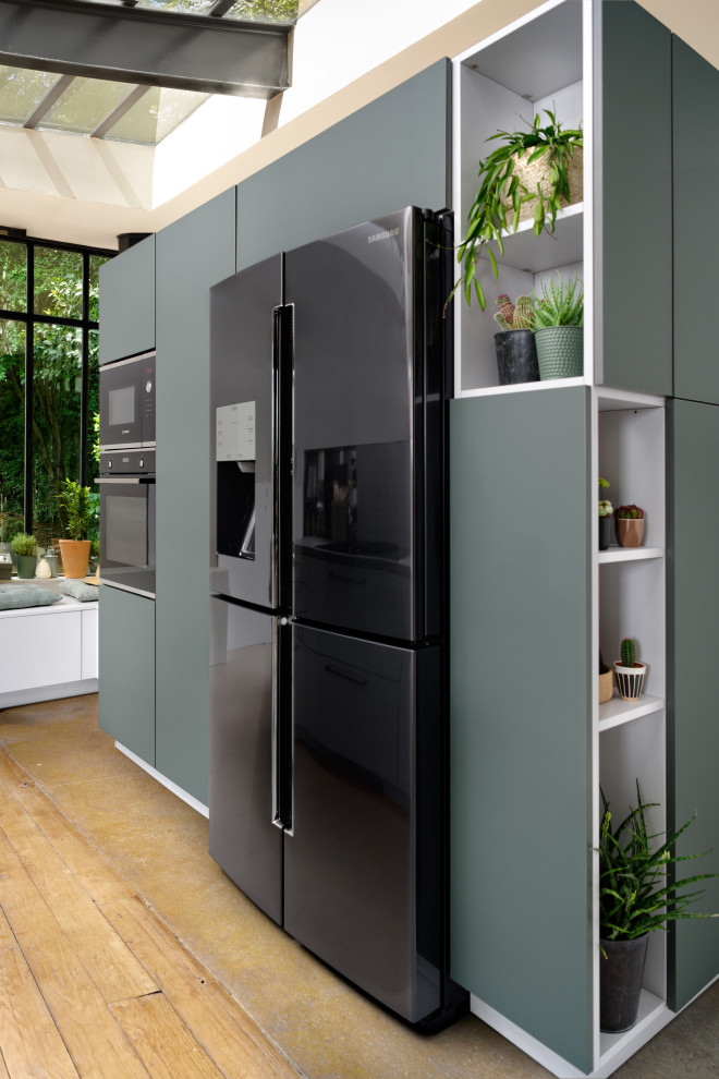 Exempel på ett stort modernt grå linjärt grått kök och matrum, med en enkel diskho, släta luckor, gröna skåp, laminatbänkskiva, svarta vitvaror och en köksö
