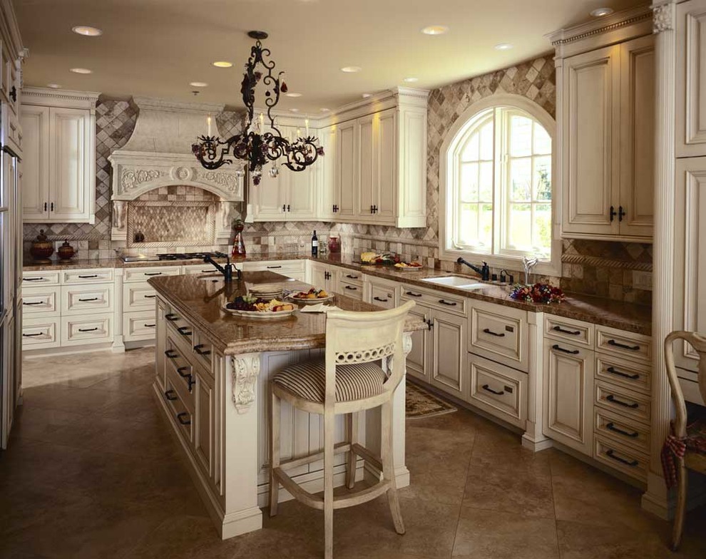 Esempio di una grande cucina bohémian con lavello sottopiano, ante bianche, top in granito, paraspruzzi beige, elettrodomestici in acciaio inossidabile e pavimento in legno massello medio