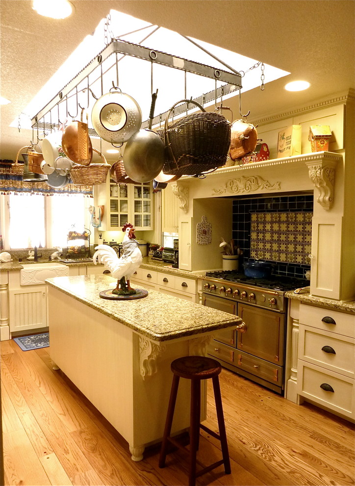 Ejemplo de cocinas en L de estilo de casa de campo con fregadero sobremueble, armarios con paneles empotrados y puertas de armario blancas