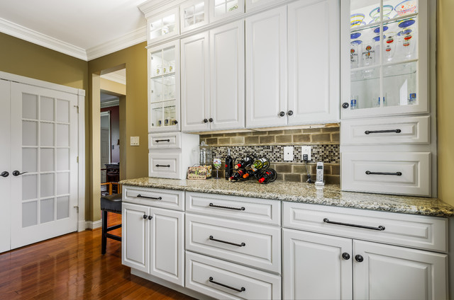 Collegeville PA White Island Kitchen - Klassisch - Küche - Philadelphia