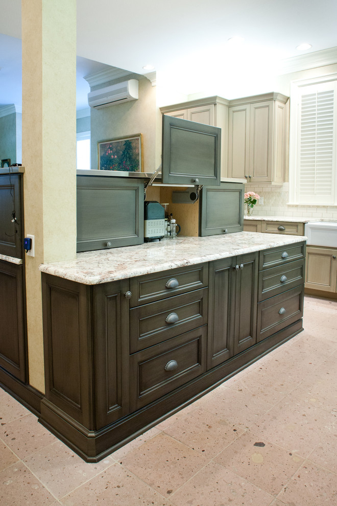 Exemple d'une cuisine américaine chic en U avec un placard avec porte à panneau encastré, des portes de placards vertess et un plan de travail en granite.