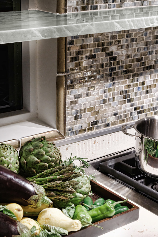 Foto di una cucina abitabile design con top in superficie solida, paraspruzzi multicolore e elettrodomestici in acciaio inossidabile