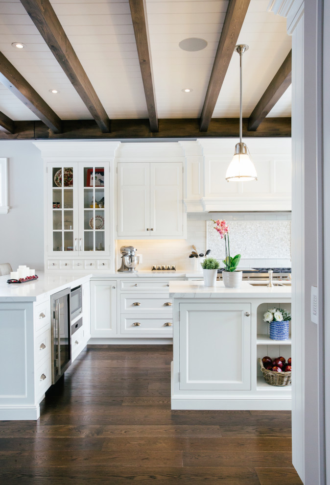 Idéer för att renovera ett stort vintage vit vitt kök, med luckor med infälld panel, vita skåp, marmorbänkskiva, vitt stänkskydd, stänkskydd i keramik, rostfria vitvaror, mörkt trägolv, en köksö och brunt golv