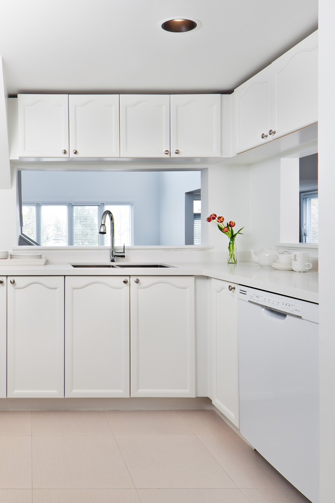 Geschlossene, Kleine Moderne Küche in L-Form mit Unterbauwaschbecken, weißen Schränken, weißen Elektrogeräten, Schrankfronten mit vertiefter Füllung, Quarzwerkstein-Arbeitsplatte und Keramikboden in Toronto
