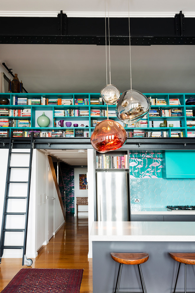 Zweizeilige, Mittelgroße Eklektische Wohnküche mit blauen Schränken, Küchenrückwand in Grün, Rückwand aus Keramikfliesen und Kücheninsel in Melbourne