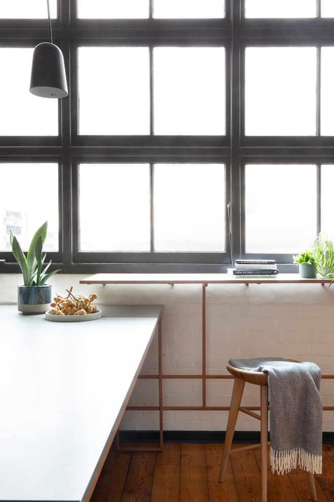 Exempel på ett mellanstort modernt grå grått kök, med en dubbel diskho, släta luckor, grå skåp, bänkskiva i kvarts, grått stänkskydd, stänkskydd i keramik, rostfria vitvaror, mellanmörkt trägolv, en köksö och brunt golv