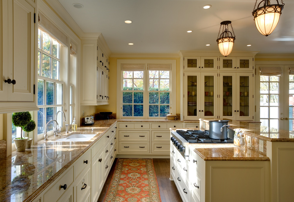 Idee per una cucina classica con lavello a doppia vasca, ante bianche, pavimento in legno massello medio, pavimento marrone e top marrone