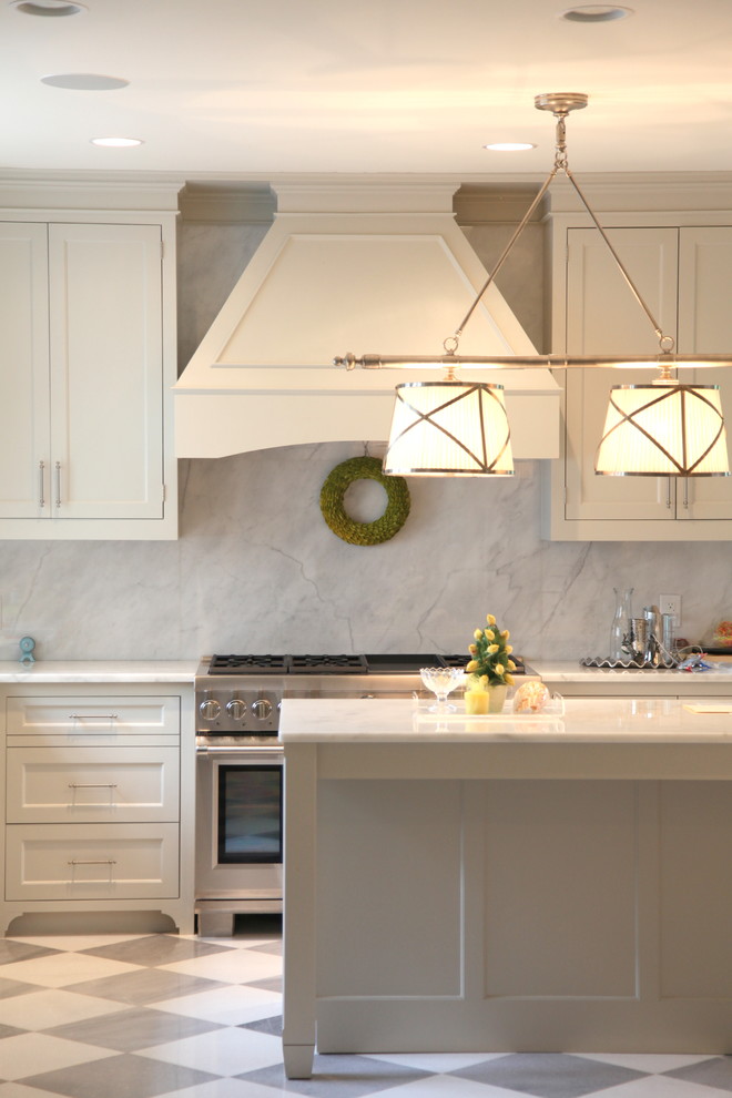 ダラスにあるトラディショナルスタイルのおしゃれなアイランドキッチン (白いキッチンパネル、石スラブのキッチンパネル、マルチカラーの床) の写真