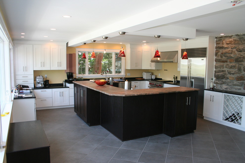 Eat-in kitchen - large contemporary eat-in kitchen idea in New York with an undermount sink, shaker cabinets, white cabinets, granite countertops, stainless steel appliances and an island