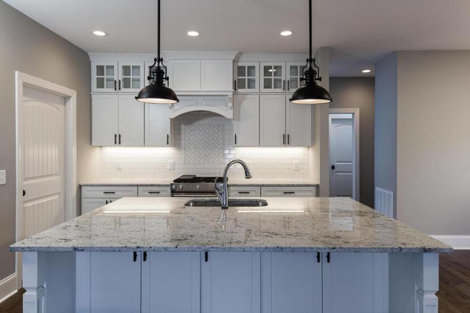 Colonial White Kitchen Countertop, White Kitchen Cabinets With Granite Countertops
