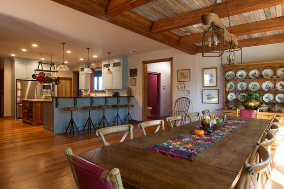 Idéer för att renovera ett mellanstort rustikt kök, med luckor med infälld panel, blå skåp, bänkskiva i täljsten, rostfria vitvaror, mellanmörkt trägolv och en köksö
