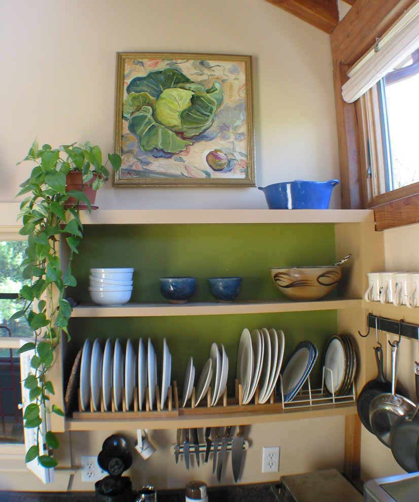 Foto di una cucina classica di medie dimensioni con ante in stile shaker, ante in legno chiaro, top in granito, paraspruzzi beige e elettrodomestici bianchi