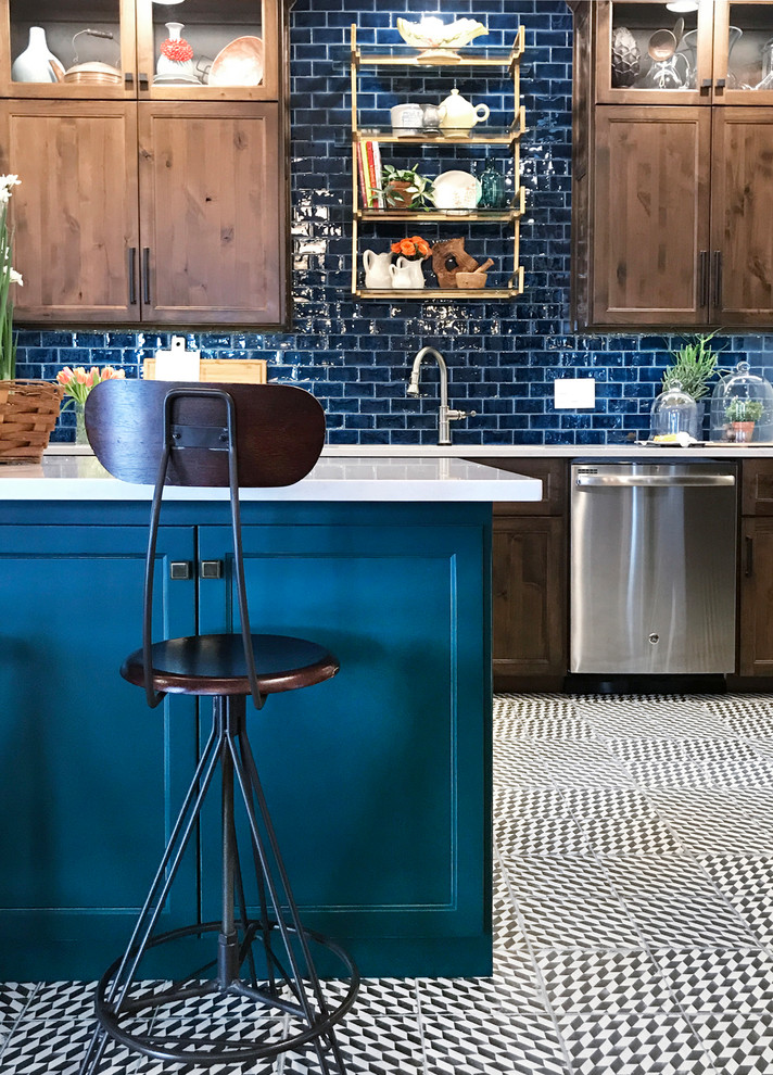 Esempio di una cucina classica di medie dimensioni con lavello sottopiano, ante blu, top in quarzite, paraspruzzi blu, paraspruzzi con piastrelle diamantate, elettrodomestici in acciaio inossidabile e pavimento multicolore