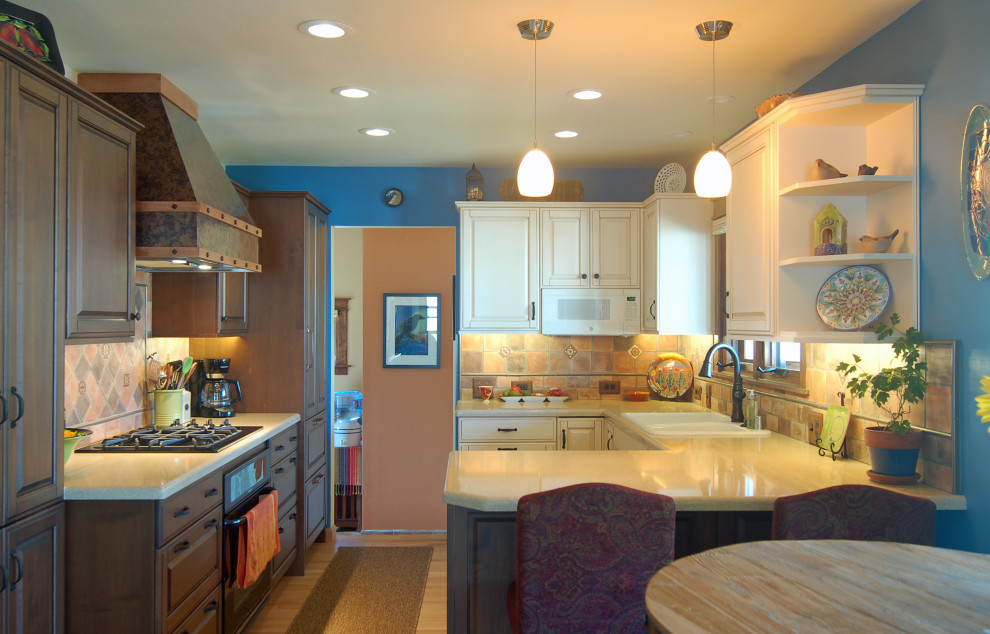 Exempel på ett litet eklektiskt beige beige kök, med en nedsänkt diskho, luckor med upphöjd panel, bruna skåp, bänkskiva i kvarts, orange stänkskydd, stänkskydd i stenkakel, integrerade vitvaror, ljust trägolv, en halv köksö och beiget golv
